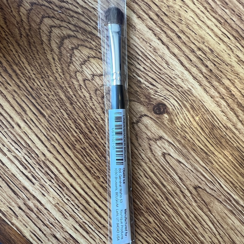 Younique liner shader brush